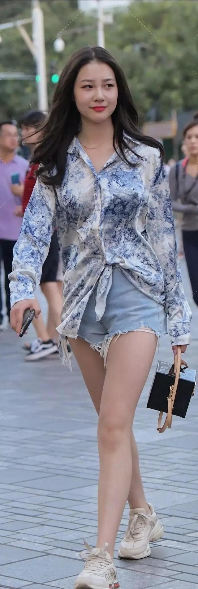 修饰腿型牛仔裤穿搭女,阔脚裤优雅大气高级感穿搭