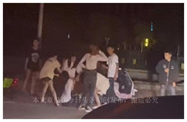 荒草地惊现女尸完整版,荒地惊现女尸扒开淤泥后惊呆众人