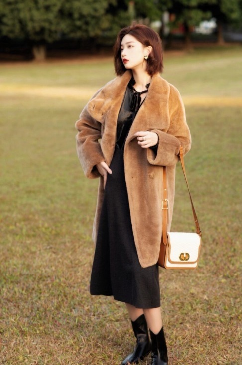 怎么穿出冬天的感觉,冬季白色羊羔绒外套的正确搭配