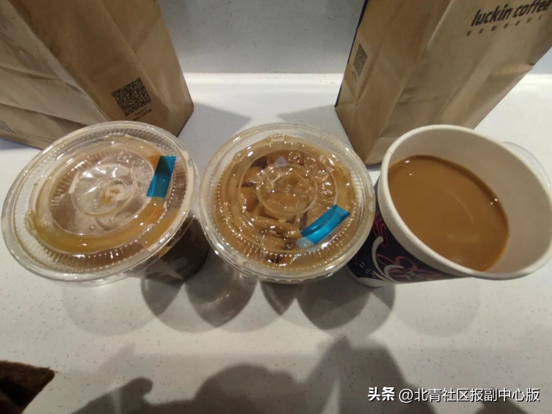 3.3亿热搜！瑞幸咖啡去冰剩半杯是“*规则潜**”？实探通州店：我们不是“加冰王”！