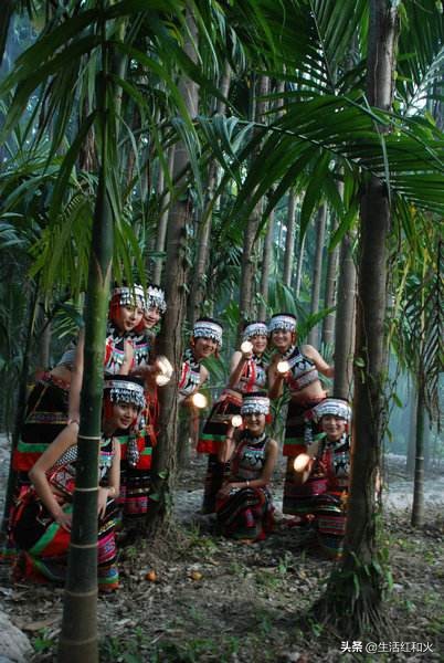 走在乡间的小路上三角梅很漂亮,走在乡间的小路上德宏傣族五重唱