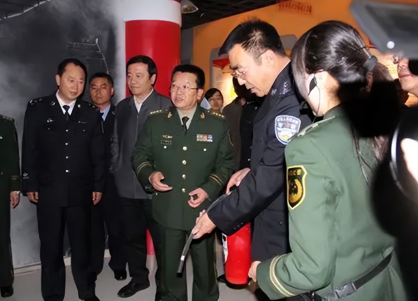 内蒙“警号000001”马明：嫌200万太少拒收，敛财1.57亿被判无期