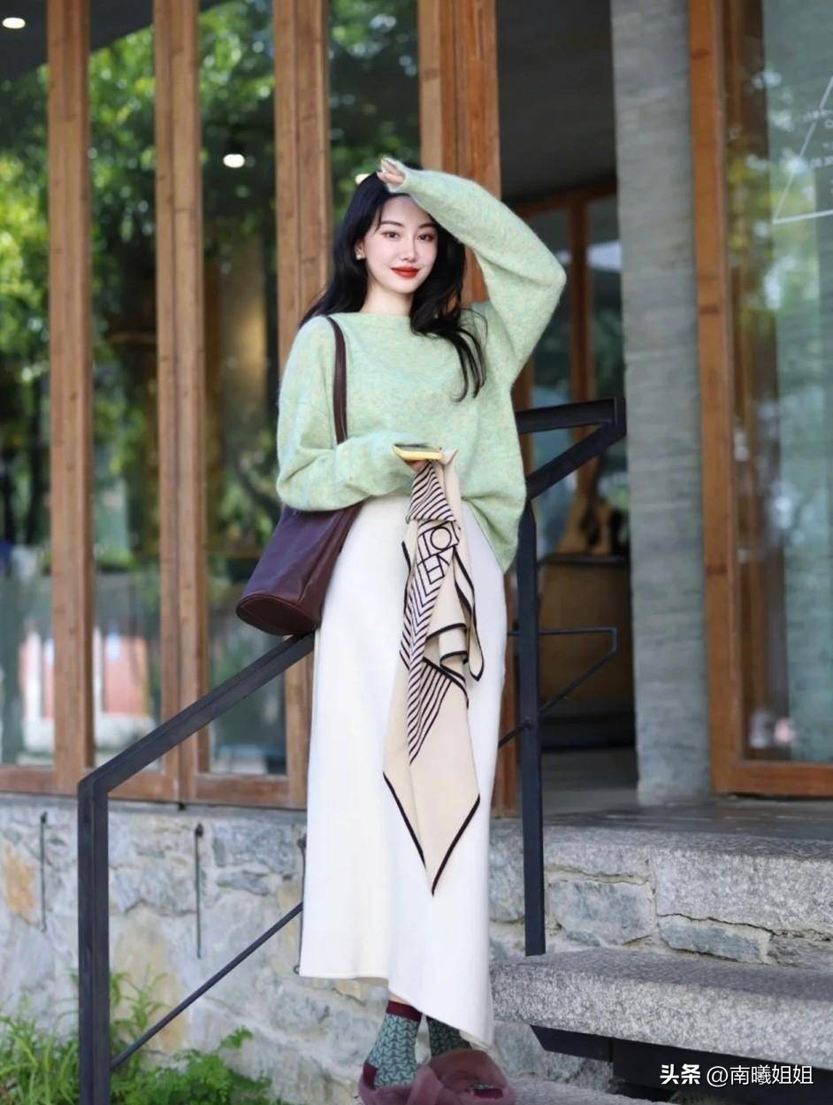 今年很流行长短搭配跟着穿很时髦,今年最不流行的穿搭