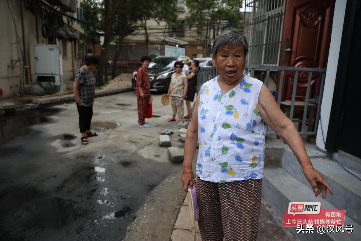 苏园里小区10号楼前积污水外溢严重居民出行难施工单位：老管道堵塞导致，新管道铺设后可彻底解决