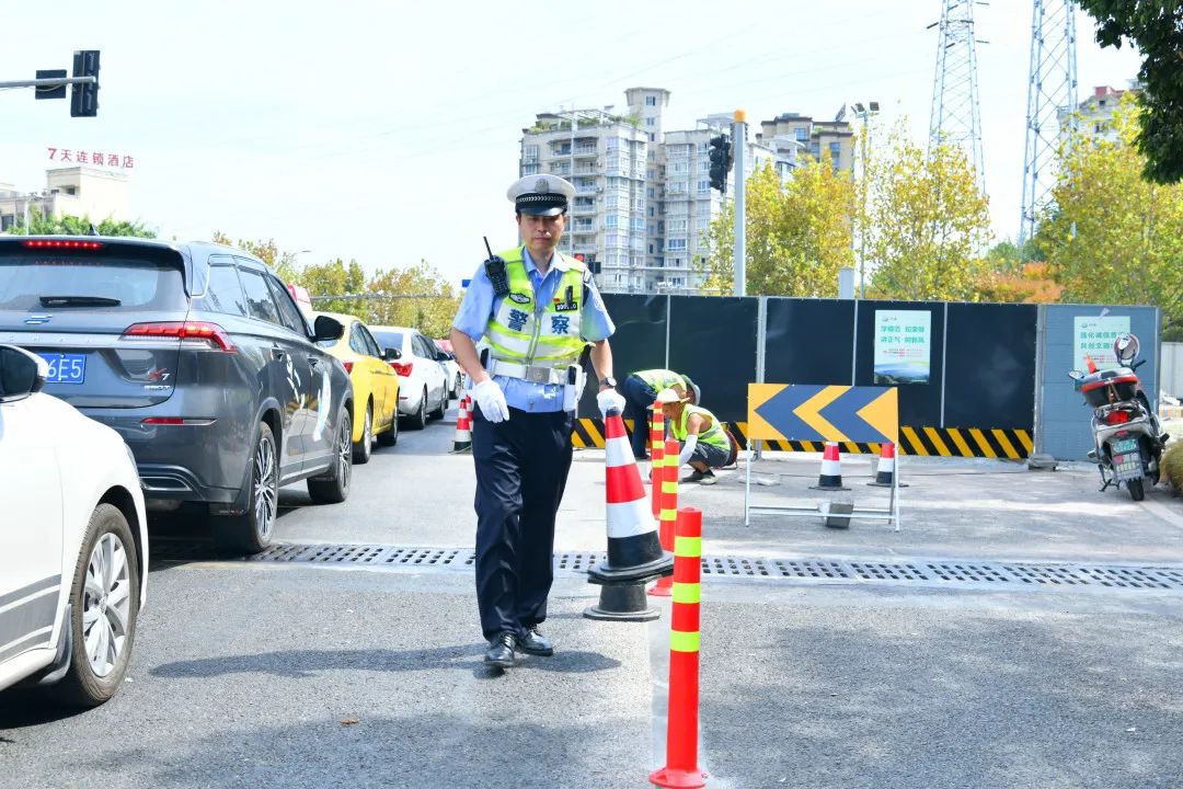 致敬交警烈日下的坚守作文,致敬烈日下的守卫人