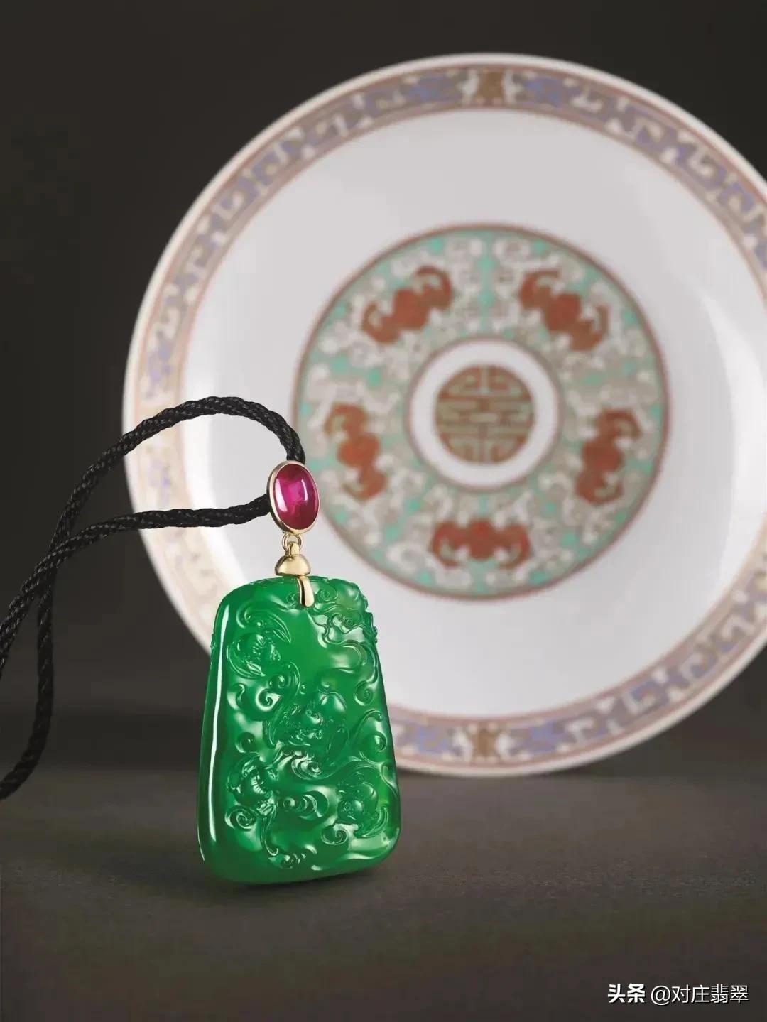 满色翡翠吊坠价格,香港佳士得拍卖翡翠手镯成交记录