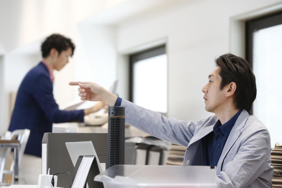 尽管是假新闻，评论区的留言却值得令人深思：是谁对大学生不满？