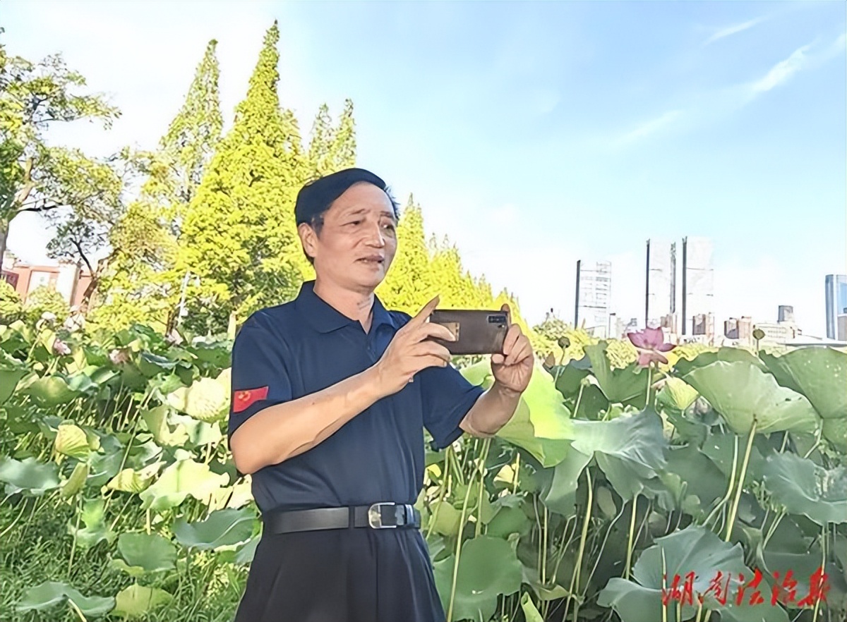 退休警官胡立强：退休献余热，镜头捕真情