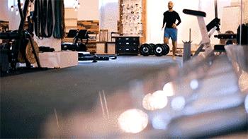 教练辅助女学员深蹲,教练辅助女生深蹲150kg