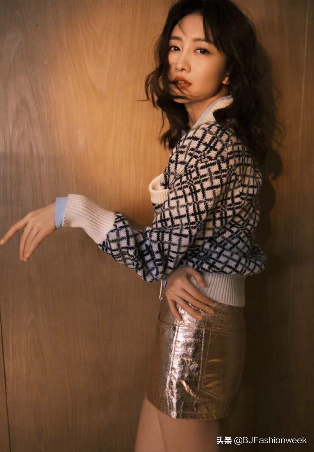 王鸥穿白色吊带搭阔腿裤高挑纤瘦,王鸥身穿网格套装裙搭配过膝长靴