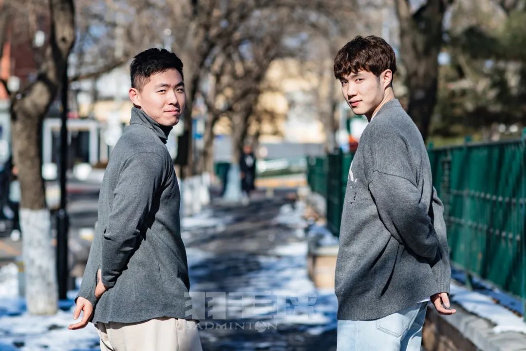 羽毛球比赛的封面,东京奥运会羽毛球男双国羽