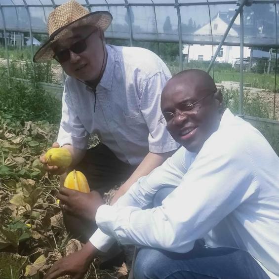 曾在高校任教，已是公司董事长，他让农民收入大幅增加，获中央电视台专访！