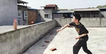 扑克牌真的能插进木板里吗,小孩扑克牌打穿木板