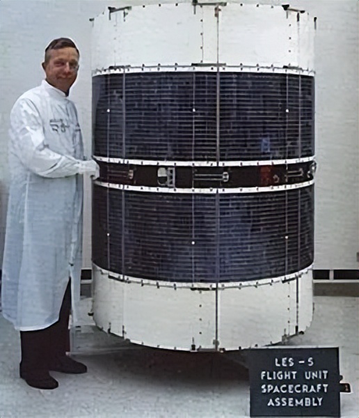 太空垃圾和太空卫星真实画面,太空垃圾会自然消失吗