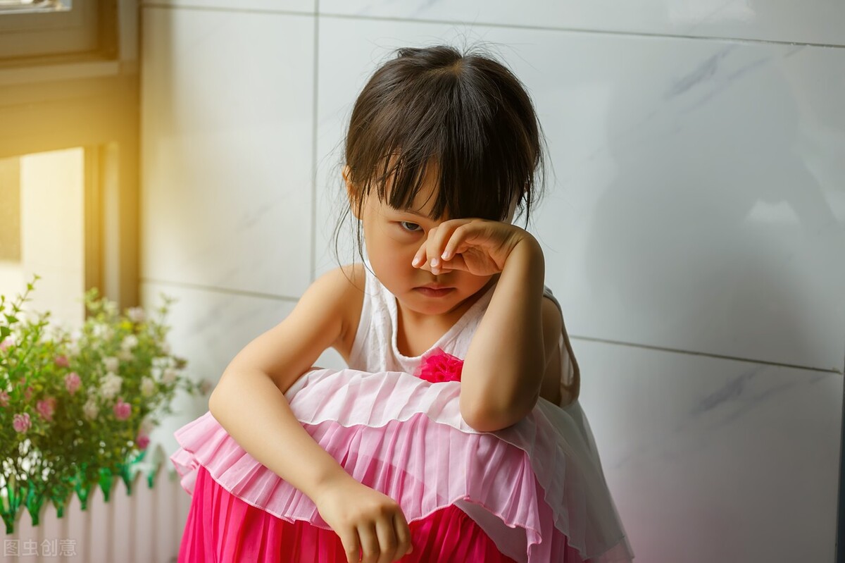 30岁女模特试管生下混血三胞胎,30岁模特妈妈生三个混血宝宝