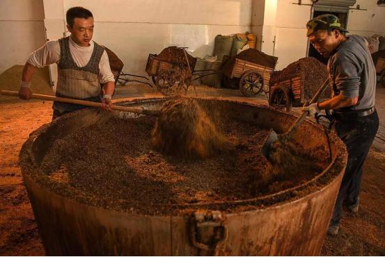 现在的酒厂咋不冒烟也没有酒糟味,农村退休酿酒师透露别喝这3种酒