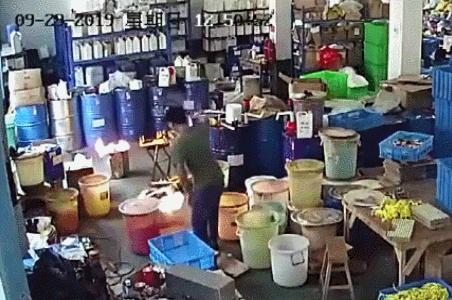 员工救火竟用嘴吹还用扇子扇,员工救火用嘴吹