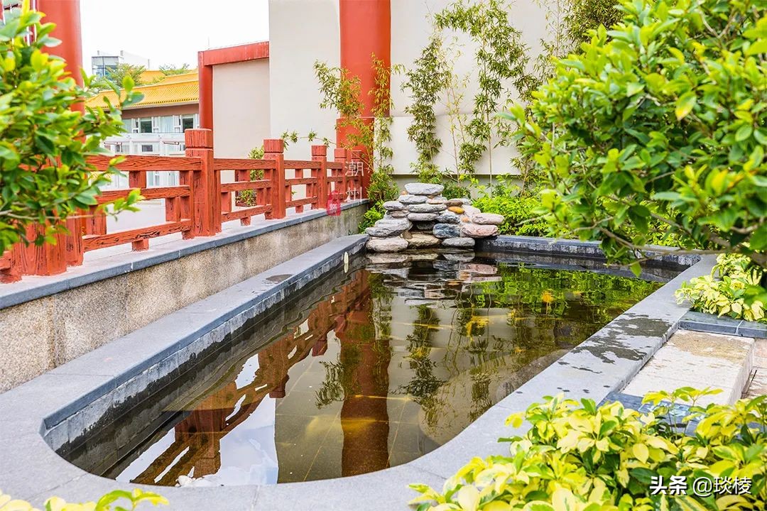 空中也能泡温泉?这个度假村,泡池层层叠叠,竟像梯田一样立体