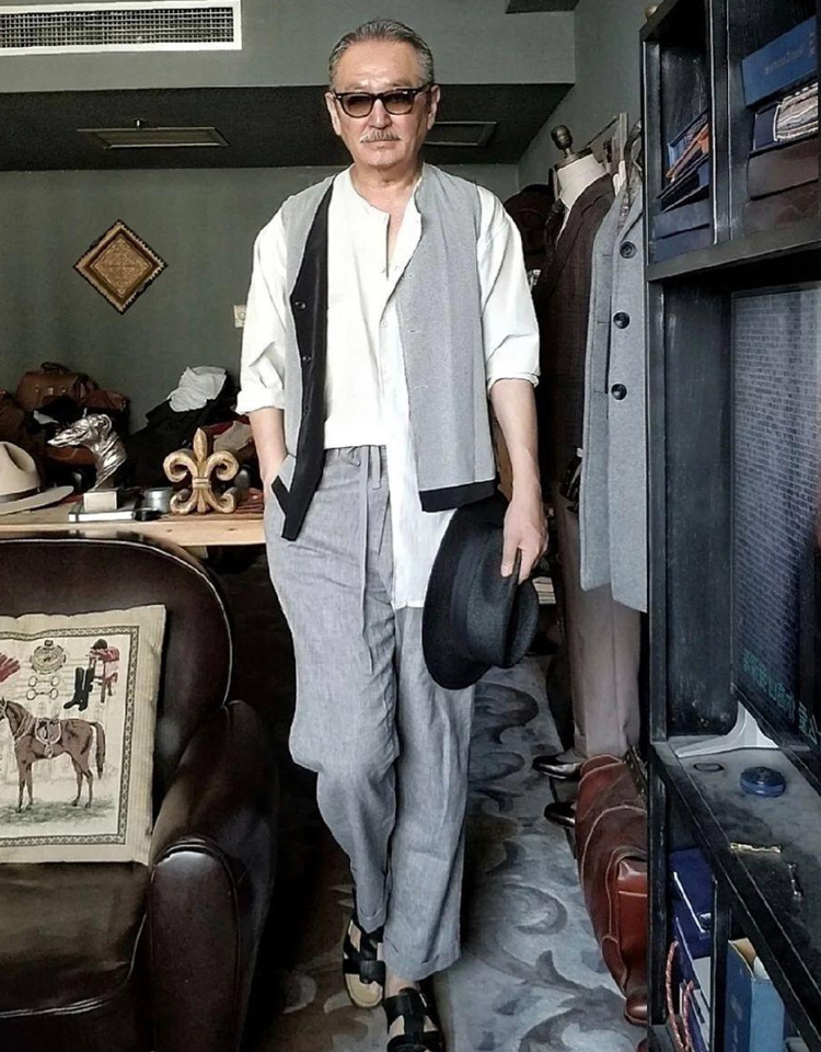 男人上了年纪：一定要多穿这4种“男神色”，气质拉满，年轻10岁