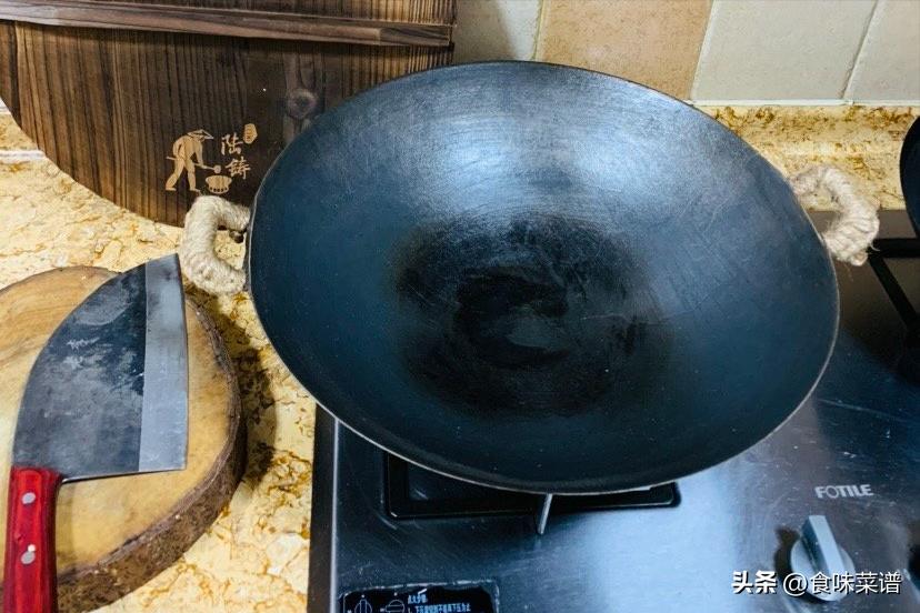 刚买的新铁锅怎么开锅不需要猪肉,新铁锅买回来有没有简单方法开锅