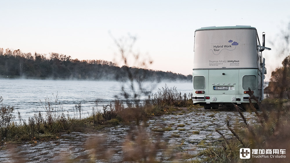 大巴变身移动办公室，德国IT男改装的赛特拉S 410 ESK巴士真惊艳