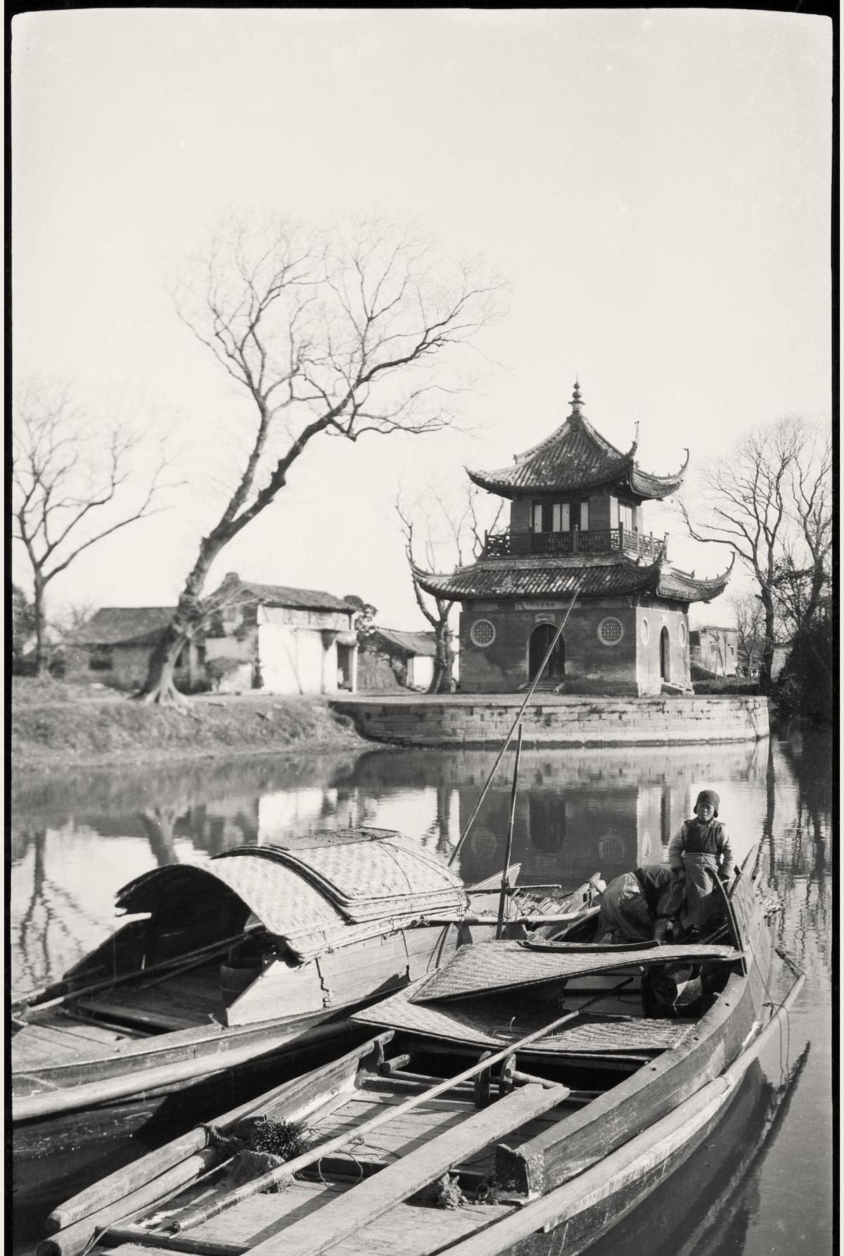 高清老照片:旗人格格大腿岔开豪放洗衣,地主三妻四妾不输女明星