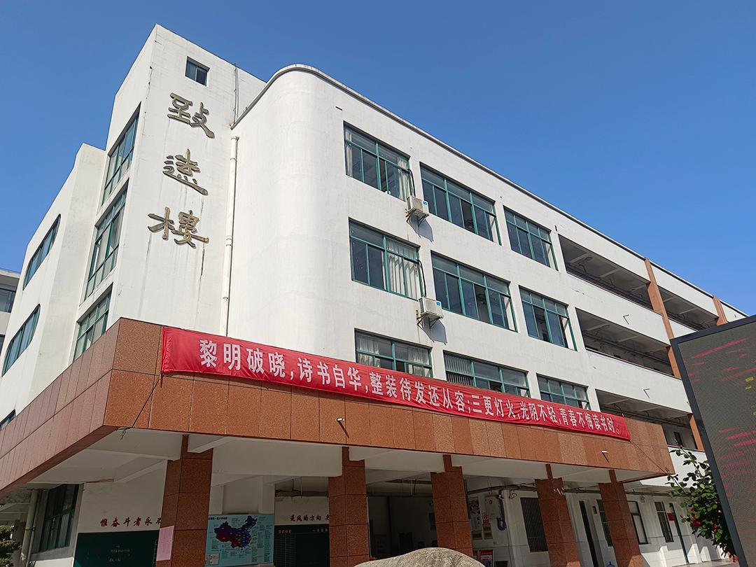 校友再回学校,丹阳六中校友