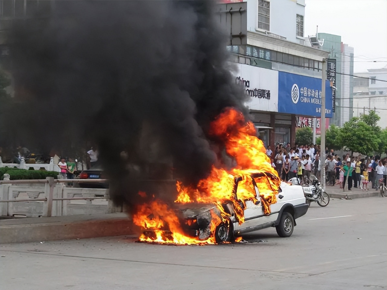 这几款车车内异味严重你中招了吗,这几种情况表示车子要自燃