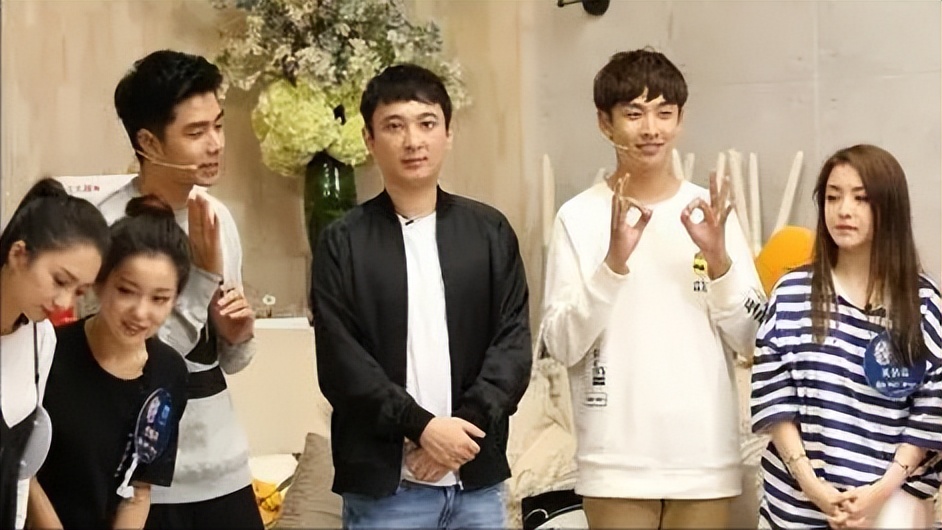 王思聪疑借好友900多万手表炫富，身边女伴颜值普通，身份惹热议