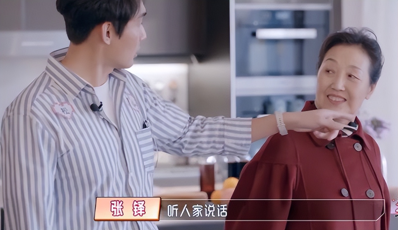 陈松伶回香港男友陪伴,50岁陈松伶全家照