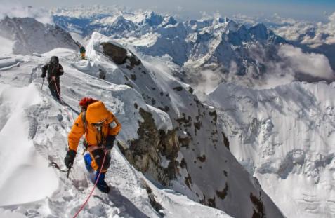 夫妻登顶骆驼峰坠崖身亡,夫妻登珠峰妻子不幸倒下