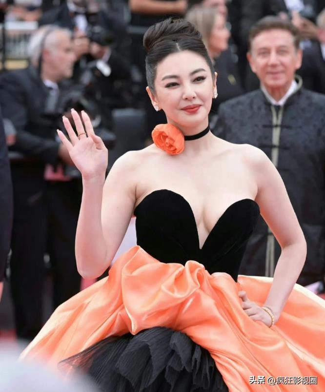 有人穿成玫瑰花，有人真空上阵，戛纳红毯走完了，谁尴尬一目了然