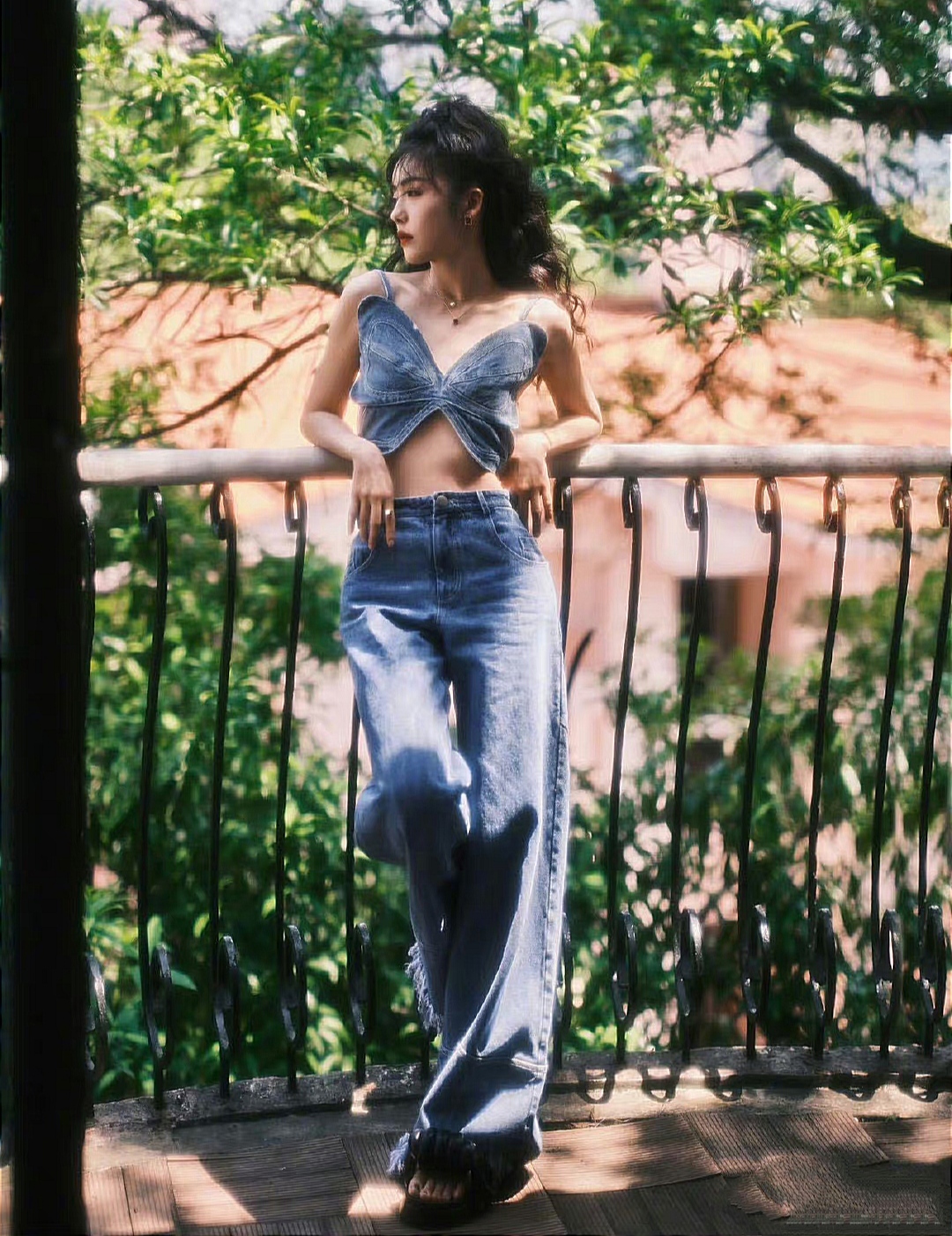 蔡文静黑色短袖上衣,蔡文静同款衣服牛仔背心