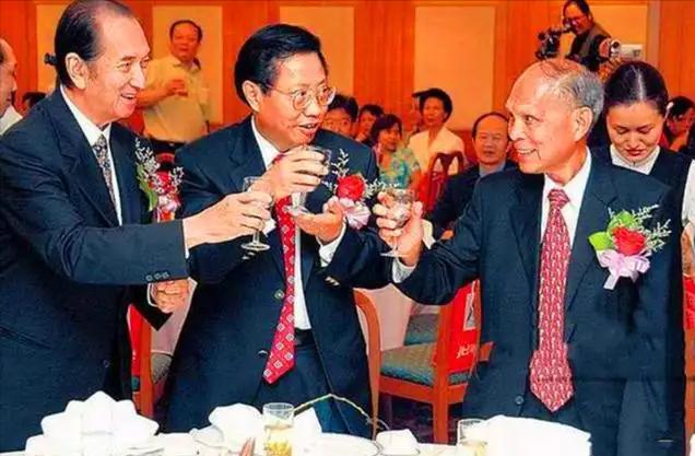 霍英东有10个儿子，为何将三分之二的遗产，给了大房的3个儿子？