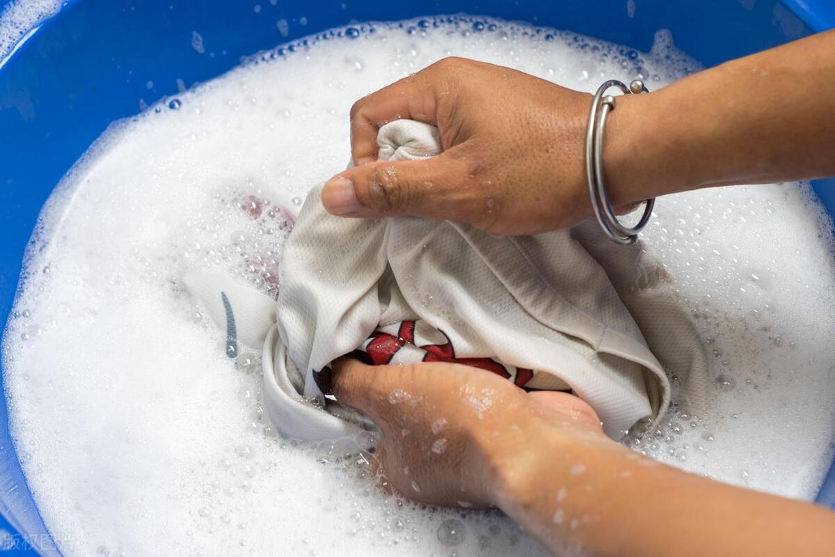 女裤总是湿湿的如何治疗,女裤上发黄有异味什么原因