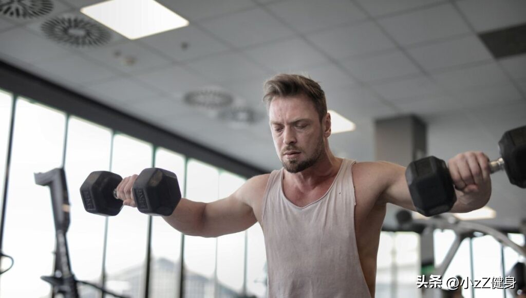 如何锻炼三角肌让肩膀肌肉凸显,最有效的肩部锻炼三个动作