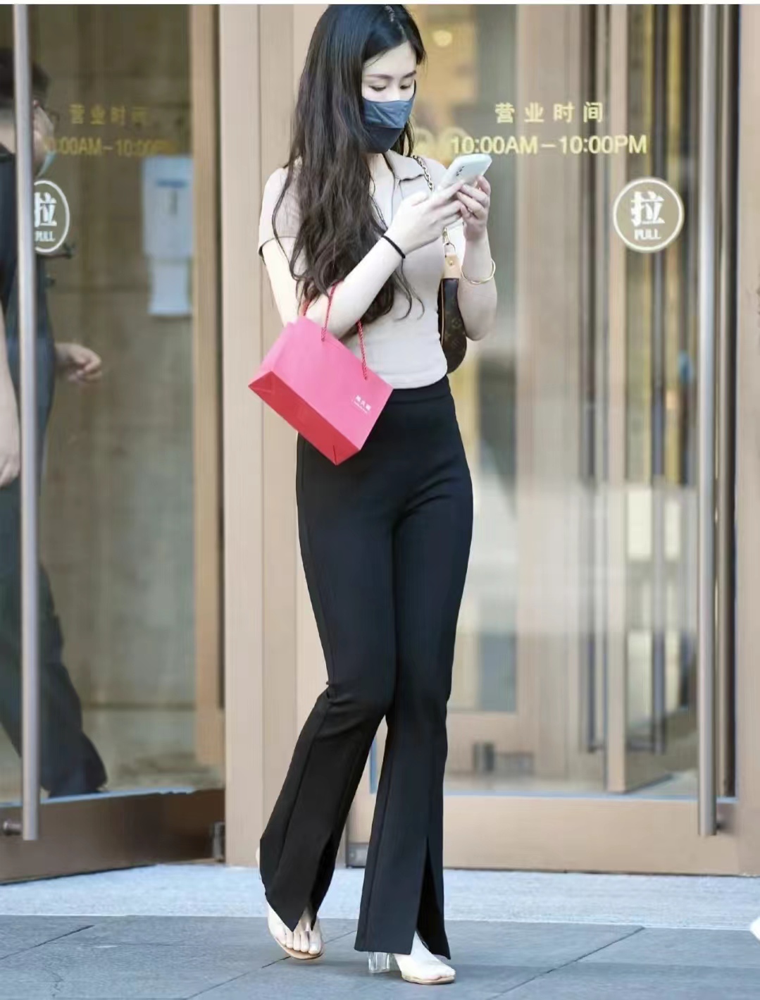 穿黑色裤子配什么色上衣,黑色宽腿裤子配什么上衣