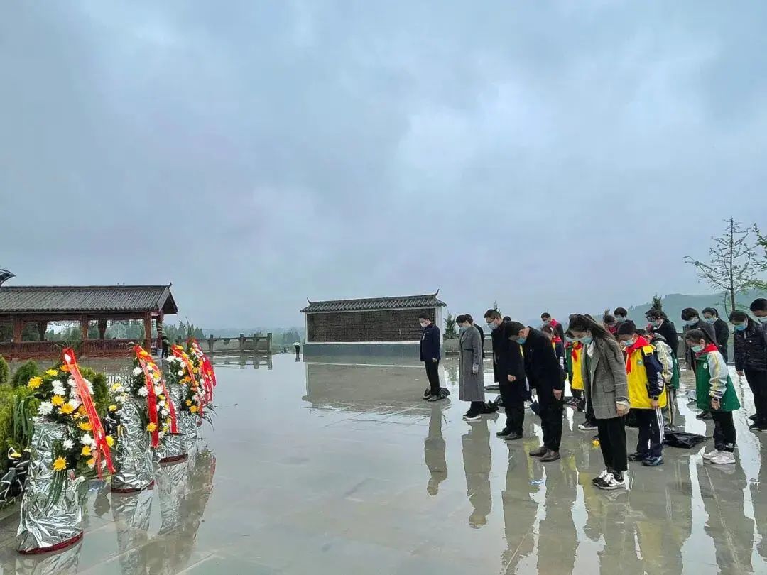 清明祭英烈让家国情怀尽情流淌 (传承英烈精神清明祭英烈)