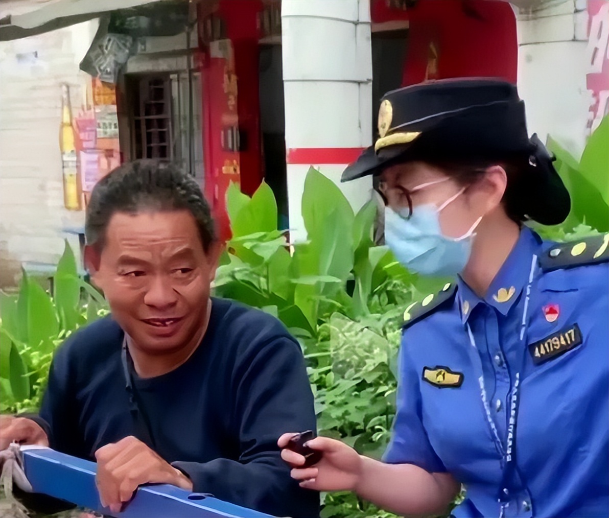 城管砸西瓜执法遇到警察,西瓜摊贩抗拒城管执法后续