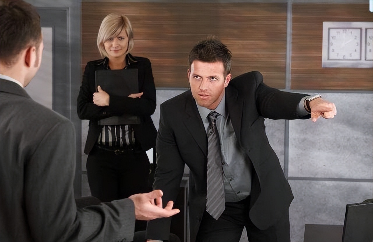 见领导紧张领导会讨厌吗,如果职场遇到强势领导怎么办