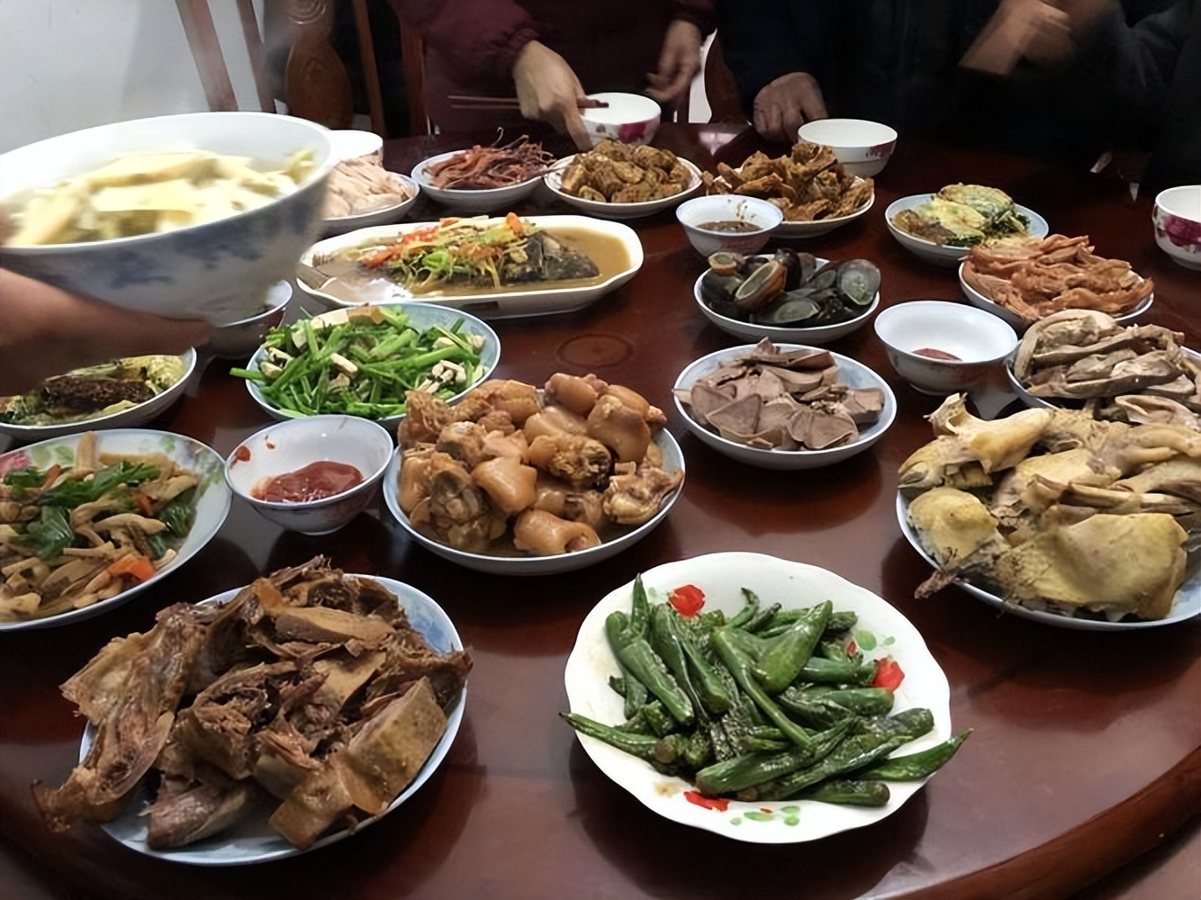 男子喝酒脖子成河马,喝酒喝成河马脖子病