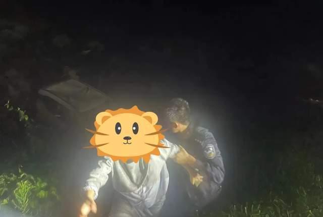 惊险！车上孕妇与儿童悠然出塘