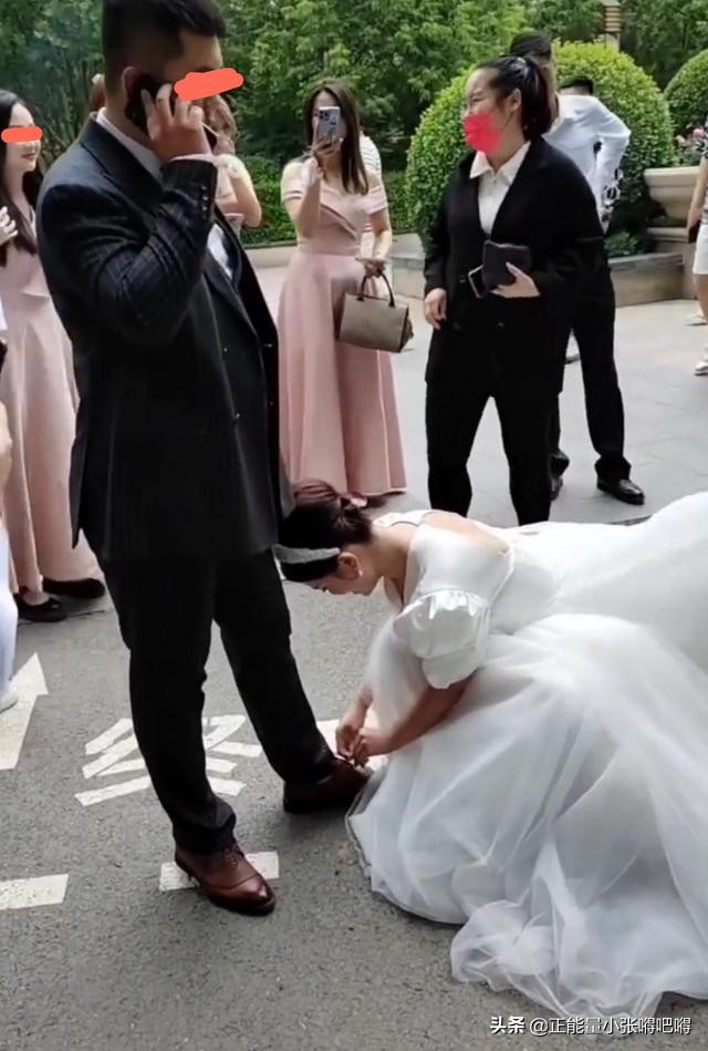 结婚当天新娘蹲下给新郎系鞋带,结婚新郎接新娘时新郎换鞋戴帽