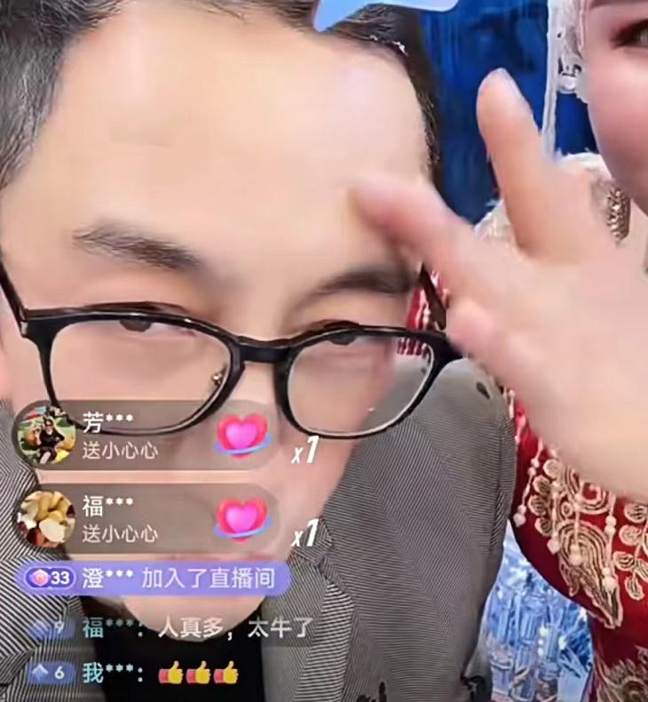 知名港星现身网红直播间！美颜过度脸忽大忽小，全程话少像背景板