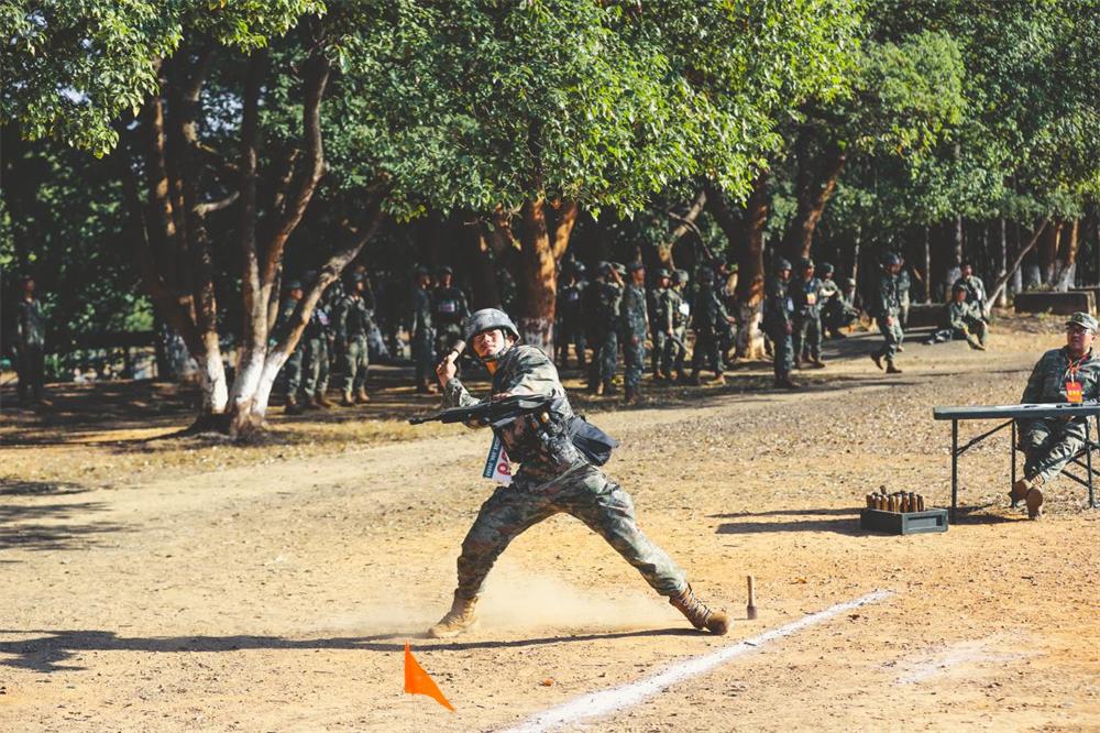 战味十足铁血男儿勇争排头兵,战味十足直击新兵训练现场