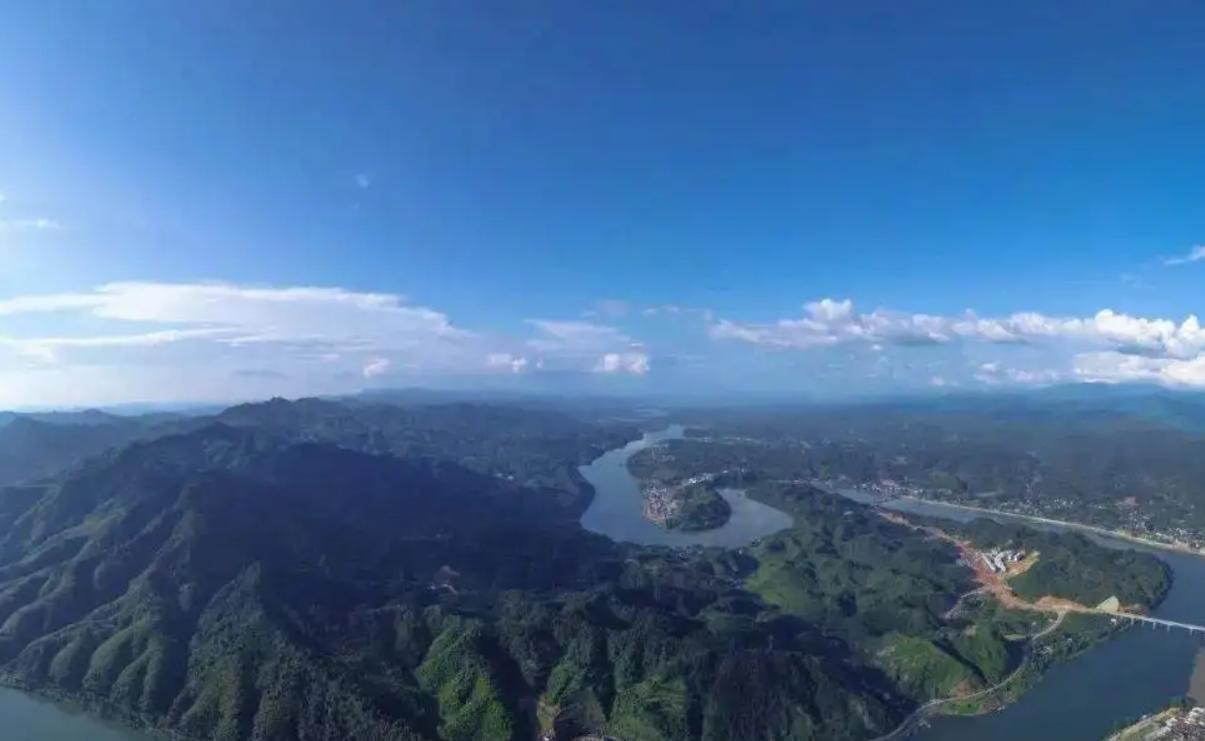 屋里进蛇女子淡定抓蛇,女子抓2米多长的蛇