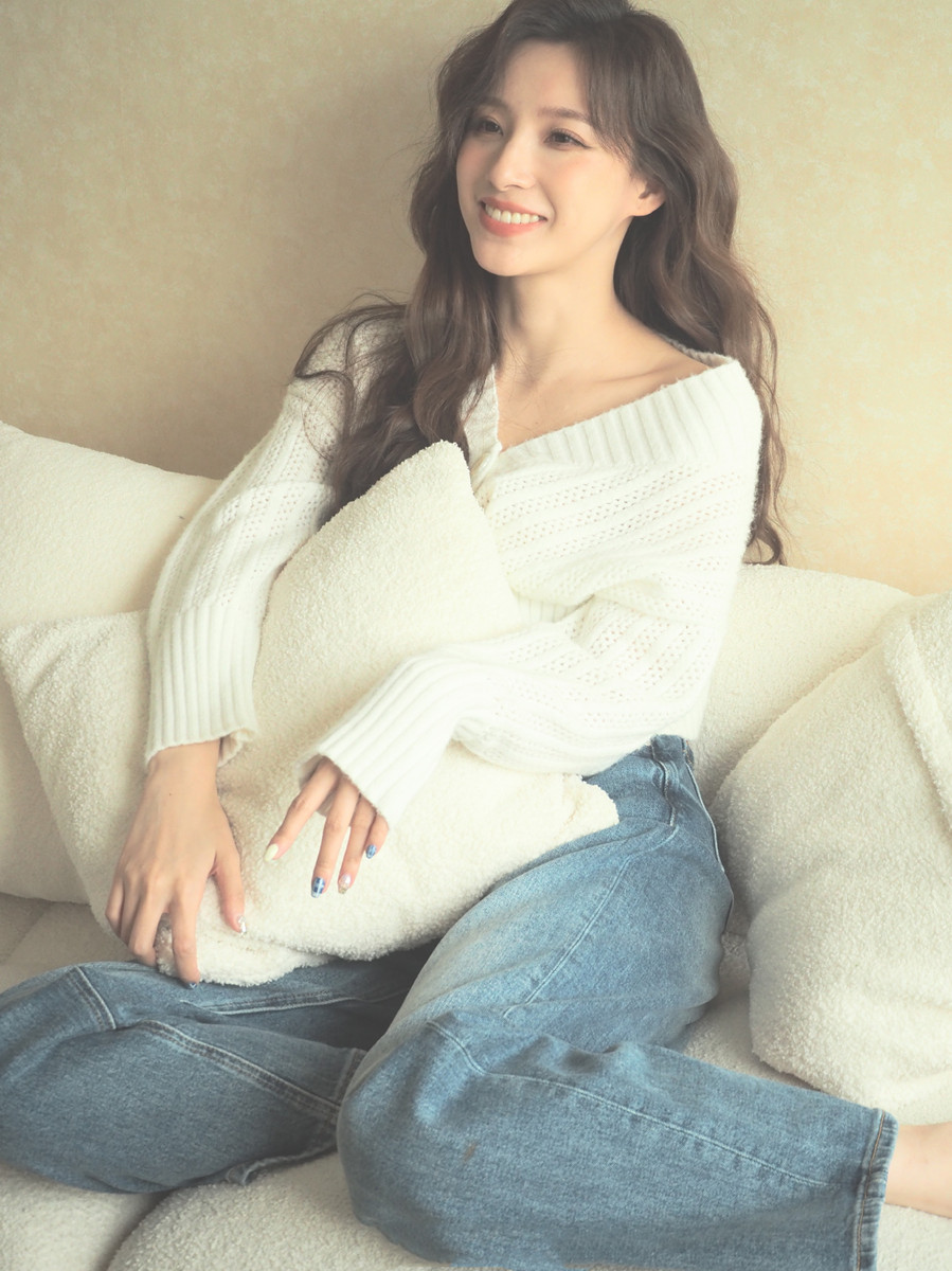 董卿接班人是熟悉的她！穿刺绣裙温婉大气，与撒贝宁搭档不怯场