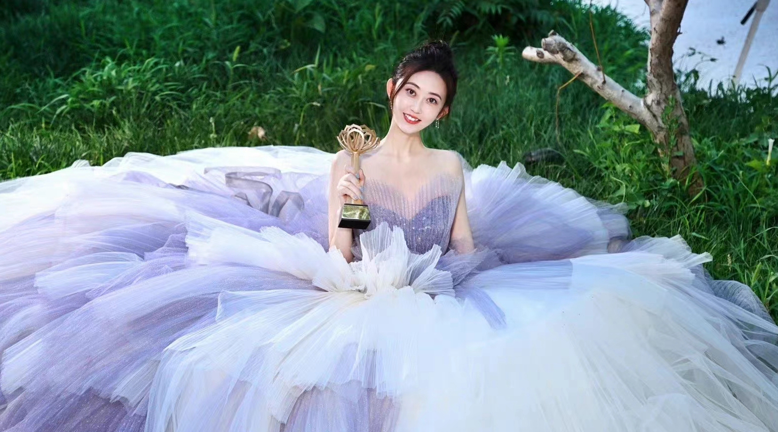 富婆为圆明星梦出资找小鲜肉演情侣？开机时男主一脸“生无可恋”