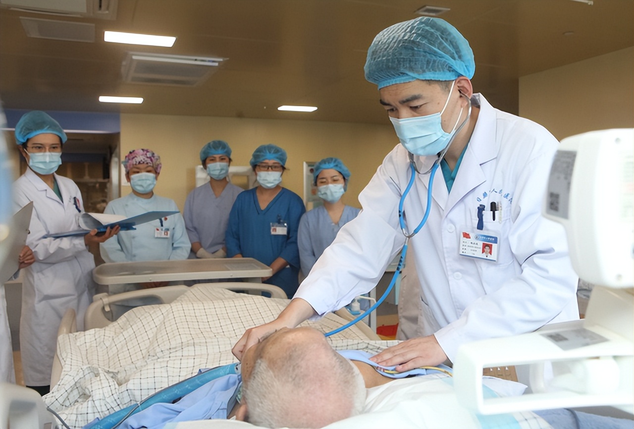 医科和师范,为何不建议三无家庭的学生学医