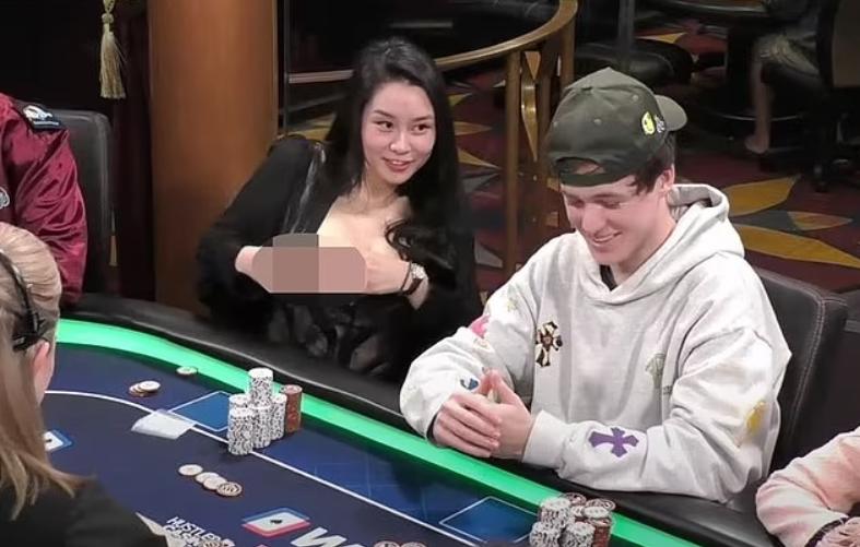 女牌手*点露**干扰对手获胜引争议，结果其实是件假胸紧身衣